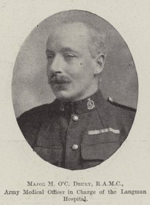 M OC Drury őrnagy, RAMC, a Langman Kórházért felelős katonai tisztiorvos alkotó: English Photographer