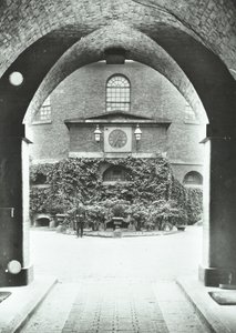 Millbank börtön: kápolna a boltíven keresztül, 1885 alkotó: English Photographer
