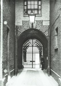 Millbank börtön: fő átjáró, Warden Barnard az ajtóban, 1885 alkotó: English Photographer