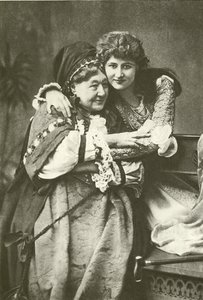 Miss Mary Anderson és Mrs Stirling mint Júlia és a nővér (mélynyomás) alkotó: English Photographer
