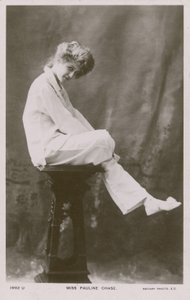Miss Pauline Chase, pizsamaruhában alkotó: English Photographer