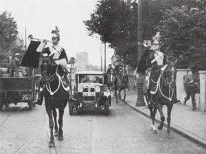 Lovas címeres heroldok egy szolgálati autó előtt, London (fekete-fehér fotó) alkotó: English Photographer