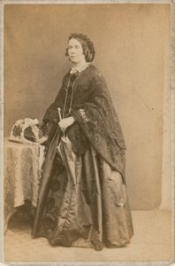 Bailey asszony, írónő alkotó: English Photographer