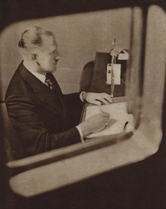 Hírolvasó, aki a híreket olvassa a BBC stúdiójában, Londonban (f/w fotó) alkotó: English Photographer