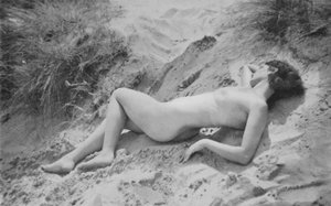 Nudizmus az 1930-as években: (fekete-fehér fotó): "Dolce Far Niente" (s/w fotó) alkotó: English Photographer