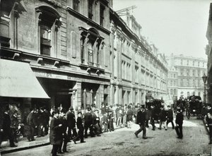 Old Broad Street, a tőzsde bejárata, City of London, 1890 alkotó: English Photographer