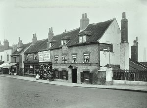 Old Bull, Wandsworth High Street, 1897 alkotó: English Photographer
