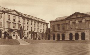Oxford: századi könyvtár és a négyszöglet északi oldala (fekete-fehér fotó) alkotó: English Photographer