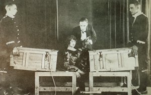 P T Selbit, a brit bűvész egy nőt kettéfűrészel alkotó: English Photographer