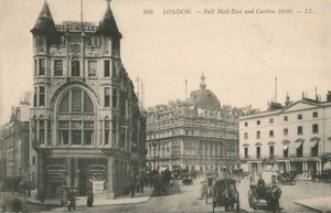 A Pall Mall East és a Carlton Hotel alkotó: English Photographer