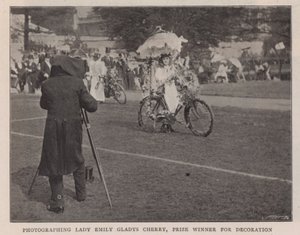 Lady Emily Gladys Cherry fotózása, a dekoráció díjazottja alkotó: English Photographer