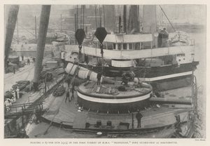 Egy 67 tonnás löveg (13,5) elhelyezése a HMS Trafalgar, Portsmouth kikötői őrhajójának elülső tornyában alkotó: English Photographer