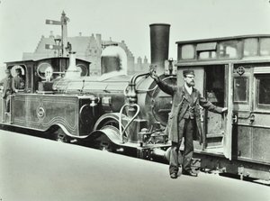 Porter peron egy vasútállomáson, 1885 alkotó: English Photographer