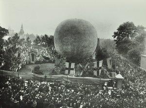 Nyárfa szabadidőpark: tömegek néznek egy hőlégballont, 1892 alkotó: English Photographer