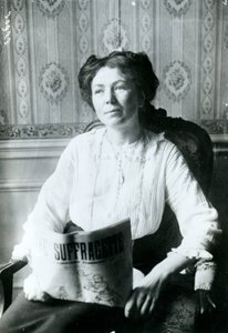 Christabel Pankhurst portréja, aki a szüfrazsett egy példányát olvassa 1905 körül
