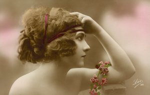 Fiatal nő portréja (színes fénykép) alkotó: English Photographer