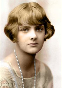 Daphne du Maurier írónő portréja 1930-ban (fekete-fehér fotó) alkotó: English Photographer
