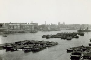 Képeslap, kilátással a Temzére a London Bridge-ről alkotó: English Photographer