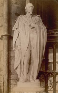 Képeslap Benjamin Disraeli szobrának képével alkotó: English Photographer