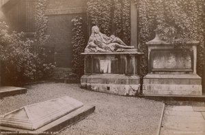 Képeslap Oliver Goldsmith sírjával a belső templomban alkotó: English Photographer