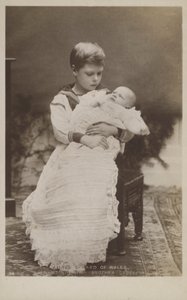 Edward walesi herceg szoptatja kisöccsét, Györgyöt (fekete-fehér fotó) alkotó: English Photographer