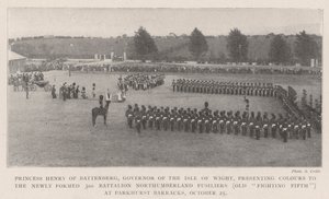 Henrik Battenberg hercegnő, Wight-sziget kormányzója színeket mutat be az újonnan alakult 3. zászlóaljnak, a Northumberland Fusiliersnek (Old Fighting Fifth) a Parkhurst laktanyában, október 25-én (bw ph) alkotó: English Photographer