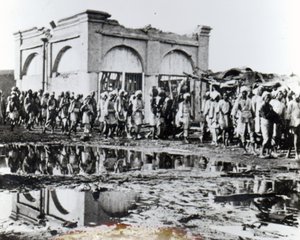 A Mihrab, a Kalifa imaháza mellett elhaladó foglyok, 1898 alkotó: English Photographer