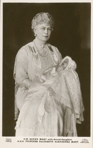 Mária királynő, V. György király hitvese, unokájával, Erzsébet hercegnővel alkotó: English Photographer