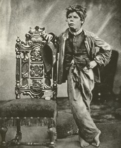 Rongyos iskolás fiú 1860-ban (f/w fotó) alkotó: English Photographer