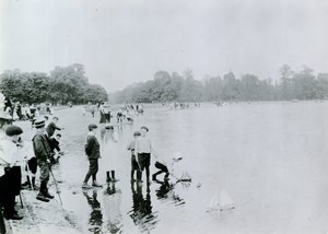Round Pond, Kensington Gardens alkotó: English Photographer
