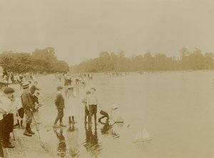 Round Pond, Kensington Gardens, London alkotó: English Photographer