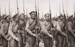 Orosz gyalogság parádén és fegyvert bemutató az első világháború alatt, a The Illustrated War Newsból, 1915 alkotó: English Photographer