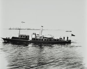 S.S. Beatrice, egy hajó a Temzén, 1898 alkotó: English Photographer