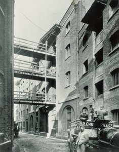 Shad Thames, London, 1890 alkotó: English Photographer