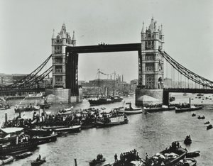 Hajók haladnak el a Tower Bridge alatt, 1894 alkotó: English Photographer