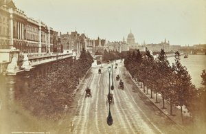 Somerset House, Victoria Embankment, Westminster LB: a Waterloo hídtól északra nézve, 1895 alkotó: English Photographer