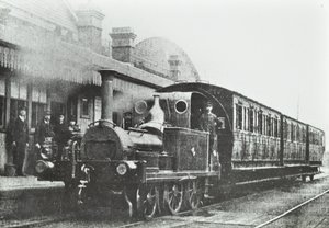 South Dock Station: egy négykerékre kapcsolt harckocsi mozdony az állomáson, 1880 alkotó: English Photographer