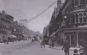 Stratford, High Street, a Borough Színházzal (f/w fotó) alkotó: English Photographer