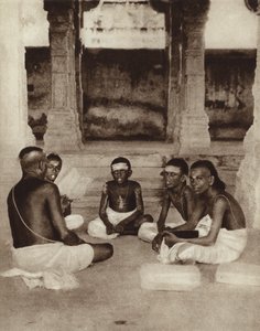 Diákok egy templomi iskolában Ramesworamban, Madras, India (fekete-fehér fotó) alkotó: English Photographer