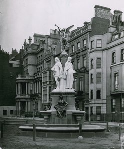 A Brown Fountain, Park Lane, London alkotó: English Photographer