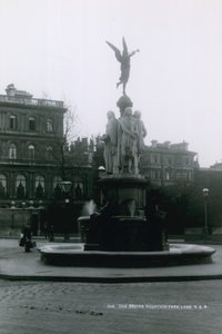 A Brown Fountain, Park Lane, London alkotó: English Photographer