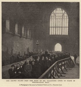 A tömeg benyújtja Mr. Gladstone holttestét, aki államban fekszik a Westminster Hallban alkotó: English Photographer