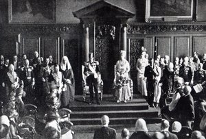 A király békéért folyamodik Írország népéhez a Városházán, illusztráció a „The Queen” című filmből, 1921. július 2. alkotó: English Photographer