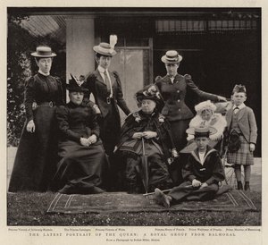 A királynő legújabb portréja, a balmorali királyi csoport alkotó: English Photographer