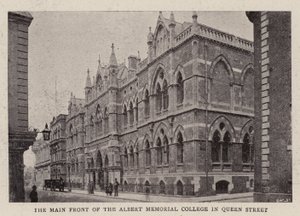 Az Albert Memorial College fő homlokzata a Queen Street-ben alkotó: English Photographer
