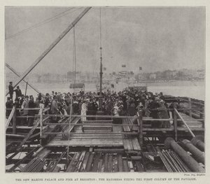 Az új tengerészpalota és móló Brightonban, a polgármesternő a pavilon első oszlopát rögzíti alkotó: English Photographer
