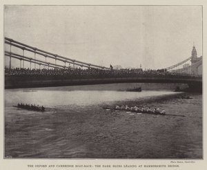 Az Oxford és Cambridge Boat-Race, a Dark Blues vezet a Hammersmith Bridge-nél alkotó: English Photographer