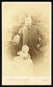 A walesi herceg és hercegnő, valamint Albert Viktor herceg alkotó: English Photographer