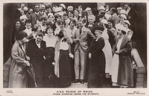 A walesi herceg (később VIII. Edward király) diáklányokkal (f/w fotó) alkotó: English Photographer