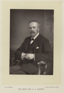 A jobb tiszt. A. J. Balfour alkotó: English Photographer